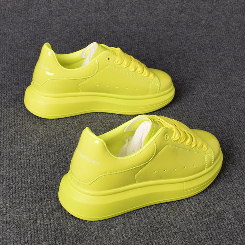 Women Shoes Tennis - รองเท้าลำลองสีขาวเคลือบเงา ปี 2025 สำหรับผู้ชายและผู้หญิง รองเท้าผ้าใบหนังแก้ว พื้นหนา