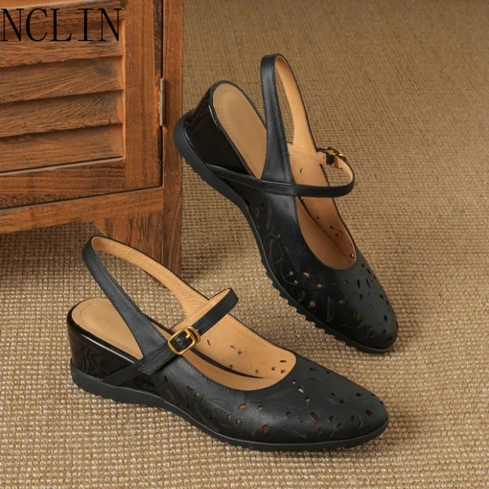 Cork Wedge Sandal - รองเท้าส้นเตารีดแบบสวมลำลองรุ่นใหม่ปี 2026 สำหรับผู้หญิง ดีไซน์แบบเจาะรู พื้นไม้คอร์ก สายรัดแบบหัวเข็มขัด