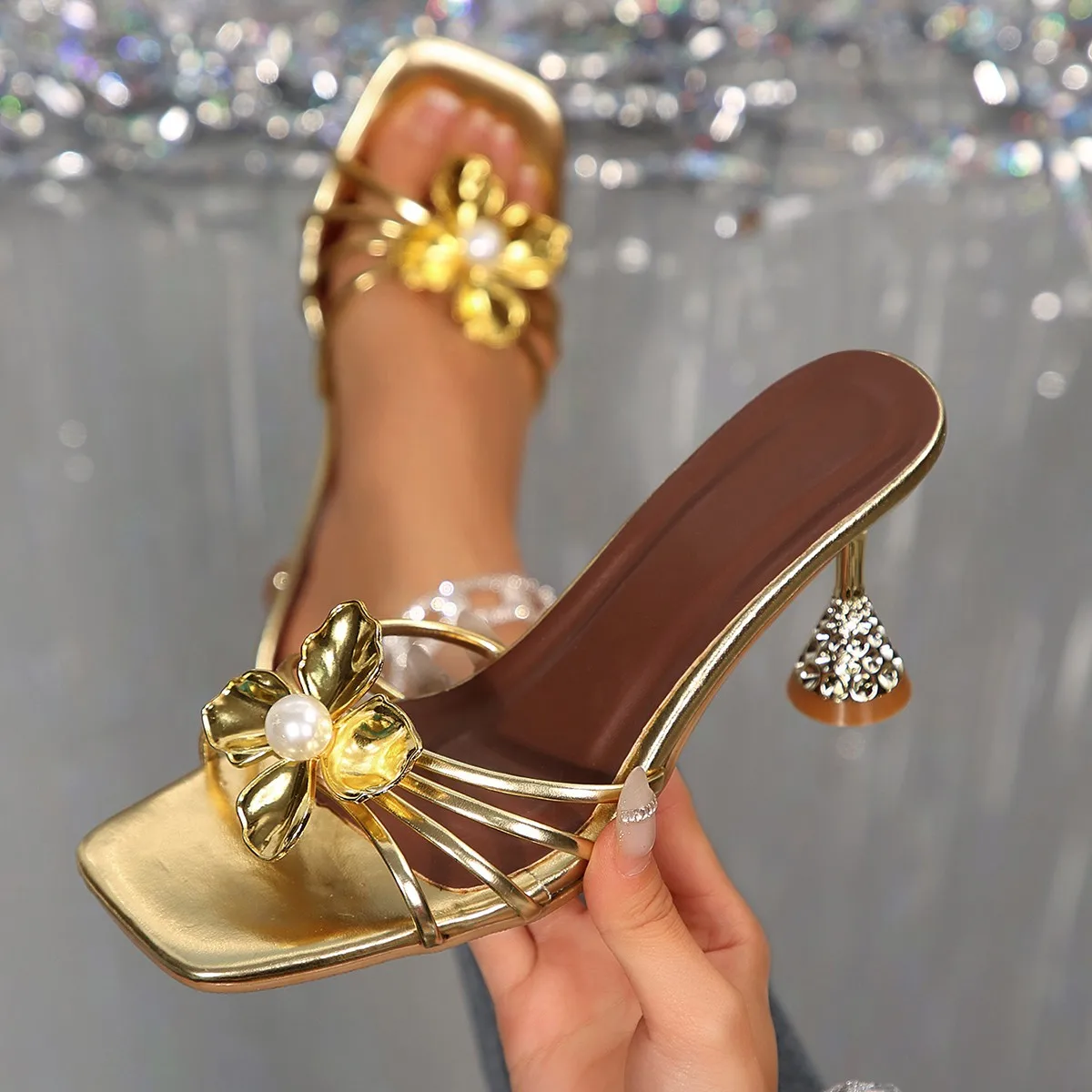 Women'S Shoes Plus Size - รองเท้าส้นกรวยคริสตัลประดับดอกไม้โลหะสไตล์วินเทจ รองเท้าแตะรัดส้นประดับมุกหัวเหลี่ยมสำหรับฤดูร้อน สีทอง ไซส์ใหญ่พิเศษสำหรับผู้หญิง 35-43 แบบสวม