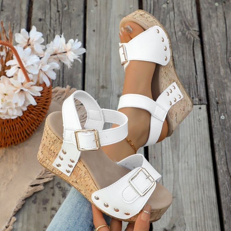 Cork Wedge Sandal - รองเท้าส้นเตารีดแบบสวมสำหรับผู้หญิง สไตล์ฤดูร้อน สายรัดข้อเท้าแบบหัวเข็มขัด เปิดนิ้วเท้า ประดับหมุด ลายไม้ก๊อก