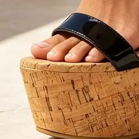 Cork Wedge Sandal - รองเท้าแตะส้นสูงแบบเปิดหน้าเท้าสำหรับผู้หญิง สายรัดบาง วัสดุคอร์กเทียม ส้นเข็มสูงพิเศษ สวมใส่ง่าย แฟชั่นฤดูร้อน