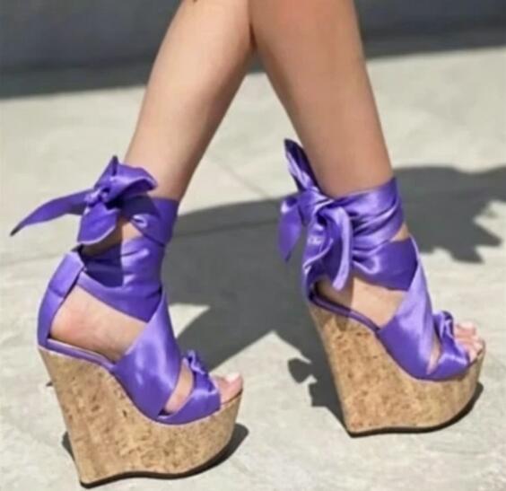 Cork Wedge Sandal - รองเท้าแตะส้นเตารีดผ้าไหมลายตารางสีชมพูหวานขาว พร้อมเชือกผูกข้อเท้าสีเขียวเหลือง โบว์ผูกตกแต่ง ปลายเปิด ส้นสูงพื้นไม้ก๊อก สำหรับฤดูร้อน