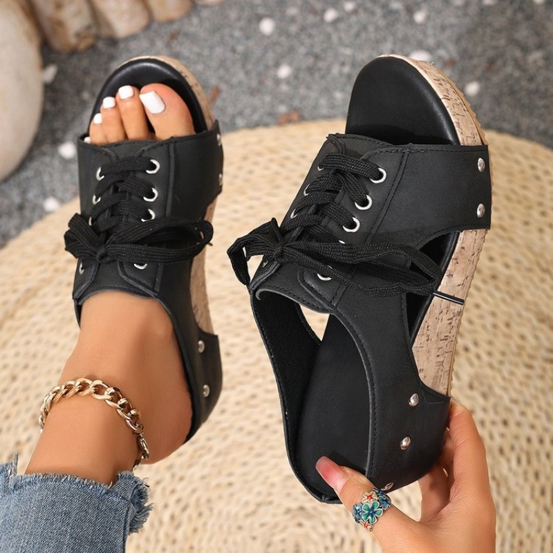 Cork Wedge Sandal - รองเท้าแตะสตรีแบบสวม ส้นเตารีด เปิดหน้าเท้า ส้นกลาง พร้อมเชือกผูกด้านหน้าและพื้นรองเท้าลายไม้ก๊อก เหมาะสำหรับการเดินเล่นสบายๆ