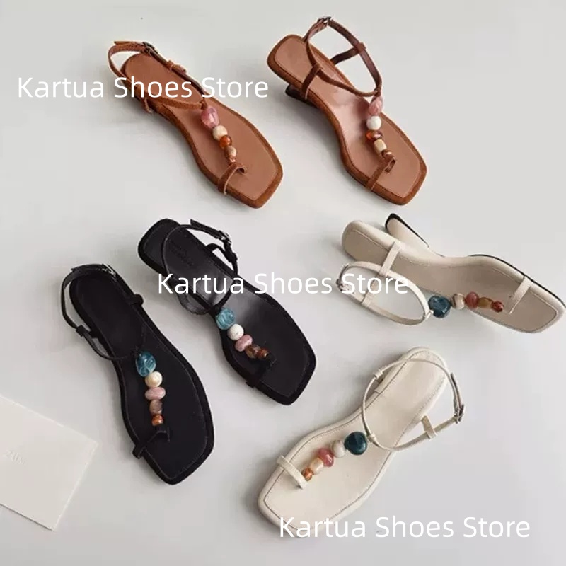 Thong Flat Sandal - รองเท้าส้นเตี้ยแบบสวมสำหรับผู้หญิง สีดำ หนังกลับ ประดับลูกปัดหลากสี สายรัดข้อเท้า หัวเหลี่ยมทันสมัย