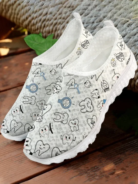 Women Shoes Tennis - รองเท้าผ้าใบตาข่ายพิมพ์ลายการ์ตูนสีขาว คุณภาพสูง สำหรับผู้หญิง ผู้ชาย วัยรุ่น แฟชั่นลำลอง