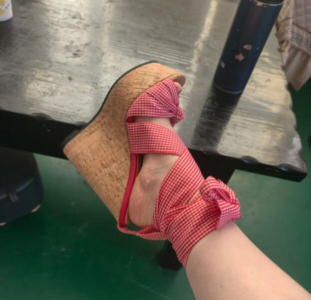 รองเท้าแตะส้นเตารีดผ้าไหมลายตา - Cork Wedge Sandal บทวิจารณ์และราคา