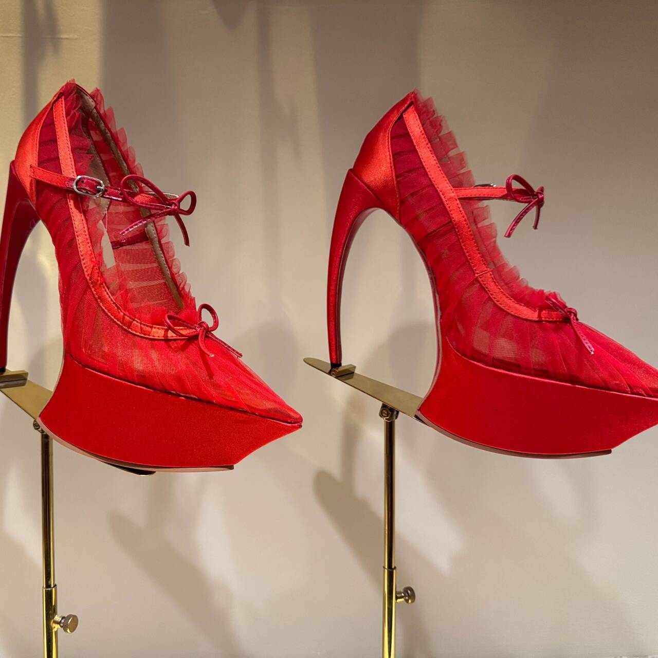 รองเท้าส้นสูงทรงหัวแหลมแบบส้นต - Platform Mule Heel บทวิจารณ์และราคา